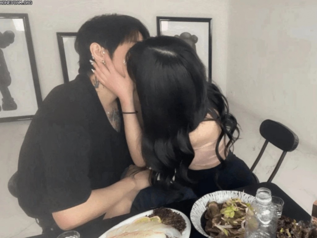 여캠, 술게임 방송 중 BJ 케이 끌어당겨 딥키스…난리난 채팅창 - 머니투데이