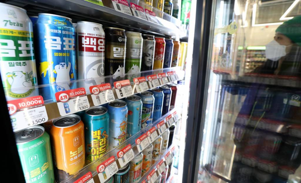 서울 시내 한 편의점에 맥주가 진열돼 있다. /사진= 뉴시스