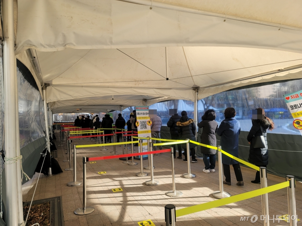 12일 서울광장 임시선별검사소에서 시민들이 검진을 기다리며 줄을 서고 있다. 이날 서울 최고기온은 영하 2도, 최저기온은 영하 12도다. /사진=이사민 기자
