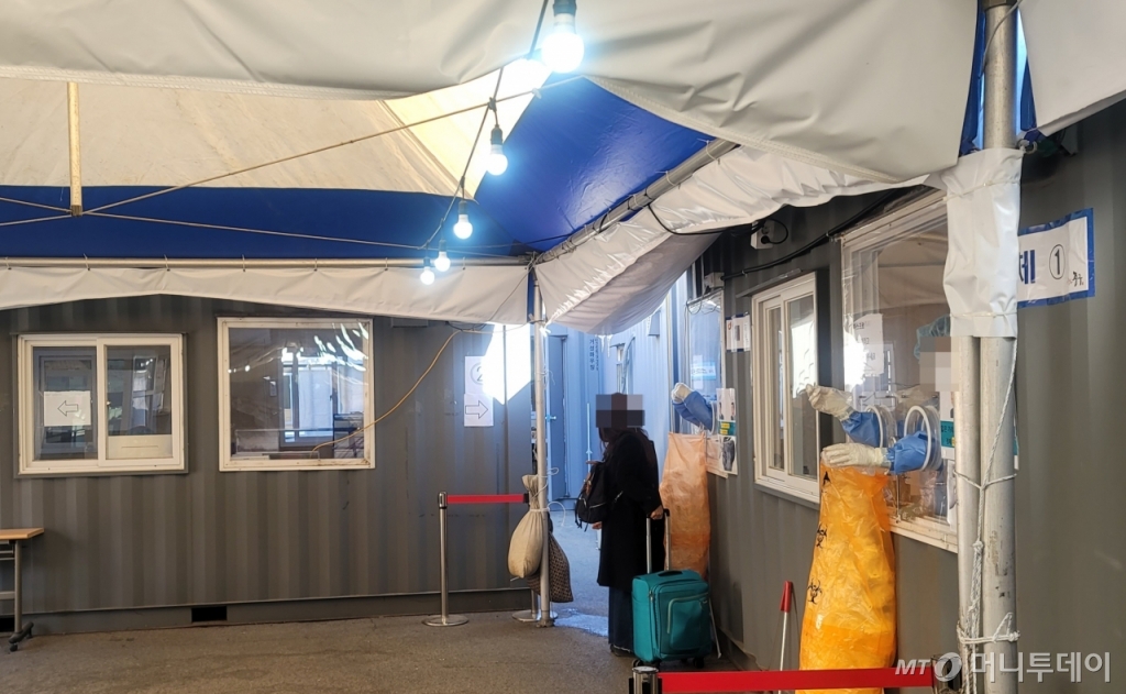 12일 서울역광장 임시선별검사소에서 한 시민이 의료진으로부터 검체 채취를 받고 있다. /사진=이사민 기자