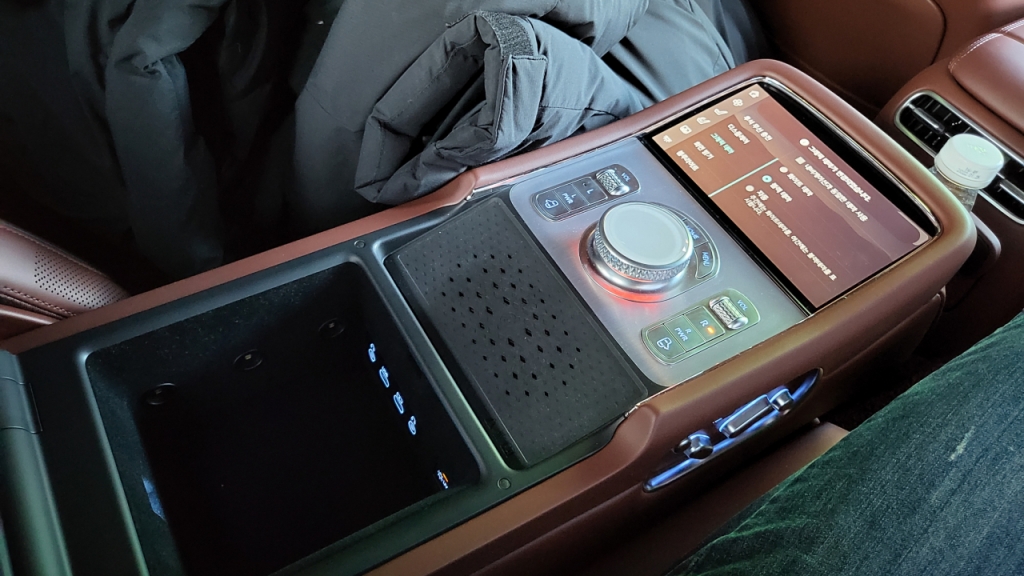 제네시스 G90 2열 암레스트/사진=이강준 기자