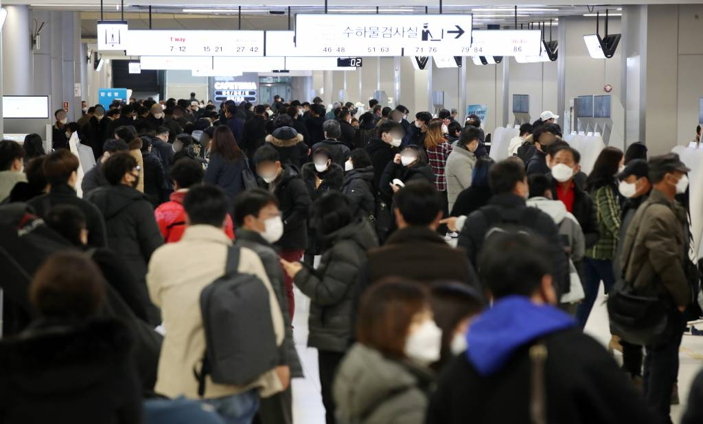 [서울=뉴시스] 전신 기자 = 주말을 하루 앞둔 3일 서울 강서구 김포국제공항 국내선 청사가 여행객들로 붐비고 있다. 2021.12.03.