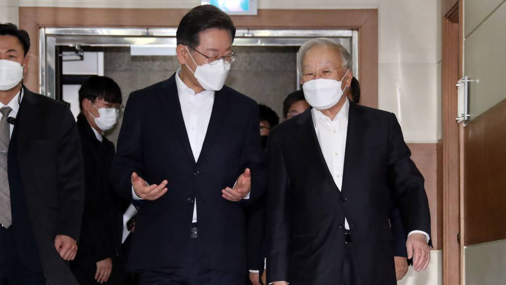 [서울=뉴시스] 국회사진기자단 = 이재명 더불어민주당 대선 후보와 손경식 경총 회장이 12일 서울 마포구 한국경영자총연합회에서 열린 10대 그룹 CEO 토크 '넥타이 풀고 이야기합시다'에 참석하고 있다. 2022.01.12.