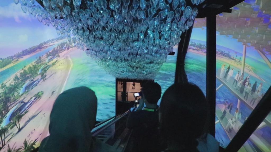 2020 두바이 월드엑스포 사우디 아라비아관 내부를 관람객들이 둘러보고 있다/두바이(UAE)=김성운 MTN PD 