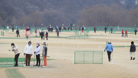  절기상 소한(小寒)인 5일, 오후로 접어들어 영상의 기온을 회복하며 추위가 한풀 꺾이자 대구 수성구 고모동 수성파크골프장을 찾은 시민들이 파크골프를 즐기고 있다. /사진=뉴스1