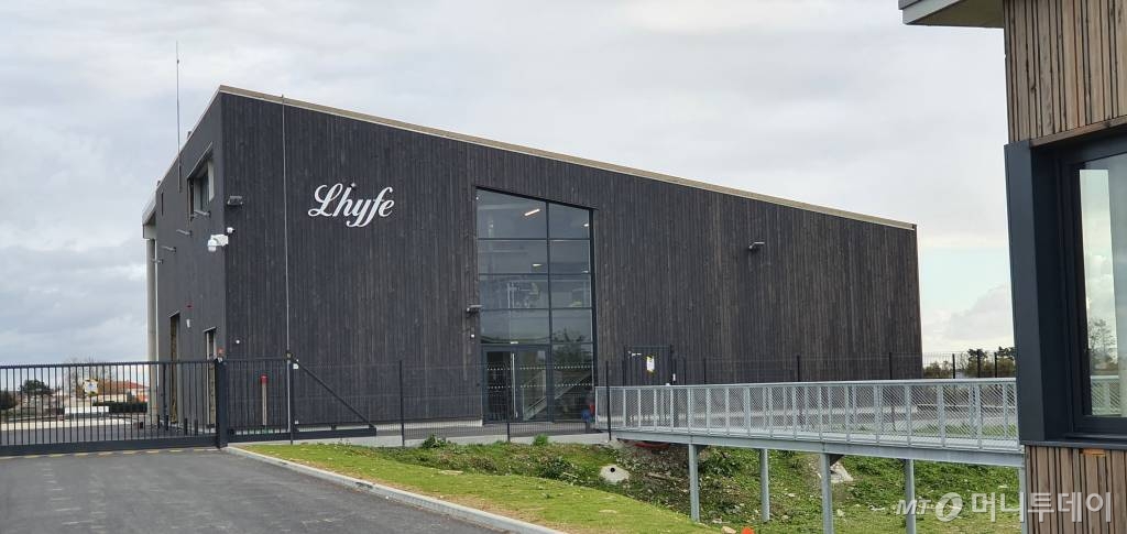프랑스 부앵(Bouin)에 위치한 그린수소 스타트업 라이프(Lhyfe)사의 외부 전경./사진=낭트(프랑스)=민동훈