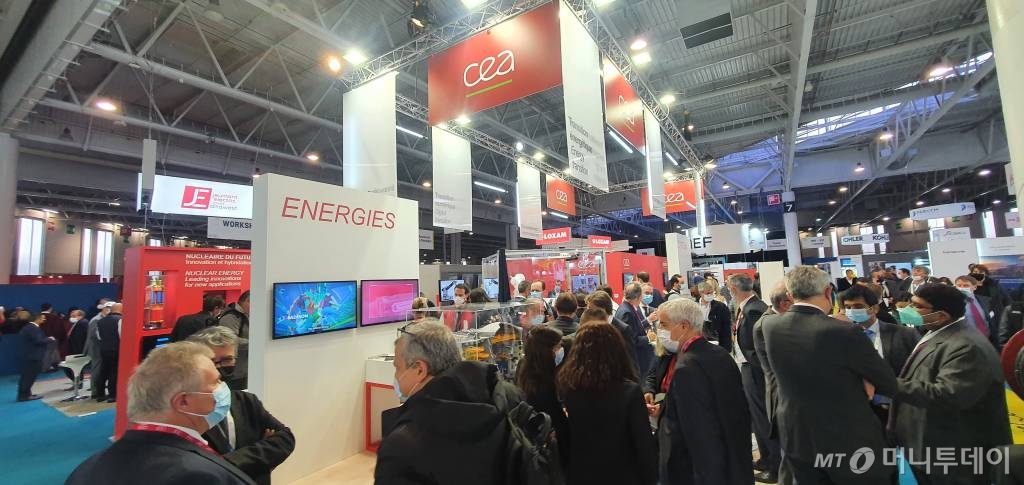 12월1일(현지시간) 파리 근교에서 열린 '2021 WNE (세계원자력박람회)'가 세계 각국에서 몰려든 원자력 산업 관계자 등 관람객들로 북적이고 있다/파리(프랑스)=민동훈 기자 /사진=파리(프랑스)=민동훈