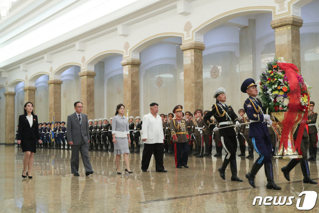 (평양 노동신문=뉴스1) = 김정은 노동당 총비서가 태양절(김일성 주석 생일·4월15일)을 맞아 그의 시신이 안치된 금수산태양궁전을 참배했다. 참배에는 조용원 당 조직비서, 박정천 군 총참모장, 김여정 당 부부장, 현송월 당 부부장 등이 동행했다.  [국내에서만 사용가능. 재배포 금지. DB 금지. For Use Only in the Republic of Korea. Redistribution Prohibited]  rodongphoto@news1.kr  