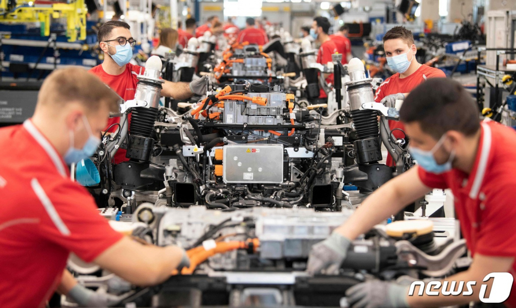 (슈투트가르트 AFP=뉴스1) 우동명 기자 = 12일(현지시간) 코로나19로 내려진 봉쇄령이 해제되며 생산이 재개된 독일 슈투트가르트의 포르셰 공장에서 종업원들이 마스크를 쓰고 작업을 하고 있다.  ? AFP=뉴스1  