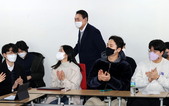 윤석열 국민의힘 대선후보가 지난 6일 서울 여의도 당사에서 열린 ‘변화와 쇄신’ 청년보좌역들과의 간담회에 참석하고 있다. /사진=뉴스1