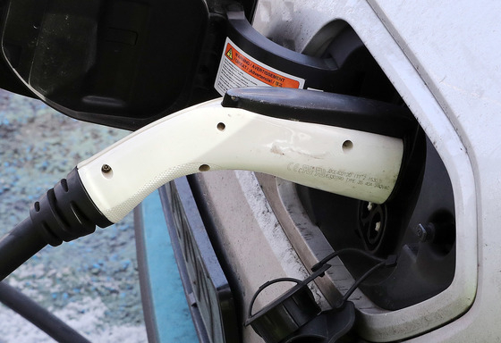 (서울=뉴스1) 박세연 기자 = 2일 서울시내 한 전기차 충전소에서 전기차량이 충전을 하고 있다.   올해부터 정부가 지원하는 전기차 보조금이 최대 800만원에서 700만원으로 줄어든다. 보조금을 100% 받을 수 있는 전기차 가격의 상한선도 6000만원에서 5500만원으로 하향 조정된다. 대신 전기차 보조금 지급 대상 물량을 7만5000대에서 16만4500대로 두 배 이상 늘렸다. 2022.1.2/뉴스1  