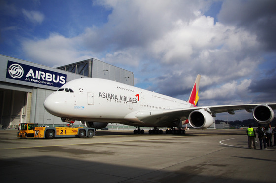 = (함부르크(독일)=뉴스1) 류종은 기자 26일(현지시간) 독일 함부르크 에어버스 도색공장에서 도색이 완료된 아시아나380 1호기가 격납고를 빠져나오고 있다.   이 비행기는 오는 5월 인천공항에서 도입식을 마친 후 6월부터 단거리 노선인 나리타, 홍콩 노선에 운영될 예정이며, 이후 중장거리 노선 경쟁력 강화를 위해 8월부터 LA노선에 투입될 계획이다.   아시아나항공은 올해 2대 도입을 시작으로 2015년 2대, 2017년 2대 등 총 6대의 에어버스380을 도입한다. (아시아나항공 제공) 2014.3.27/뉴스1  