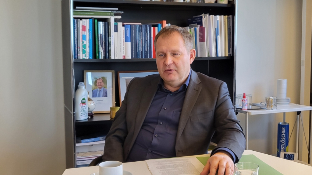 지난달 2일 오후 3시 독일 함부르크 주(州)정부 사무실에서 만난 옌스 케르스탄 환경·기후·에너지·농업부 장관이 기자의 질문에 답하고 있다./사진=이강준 기자