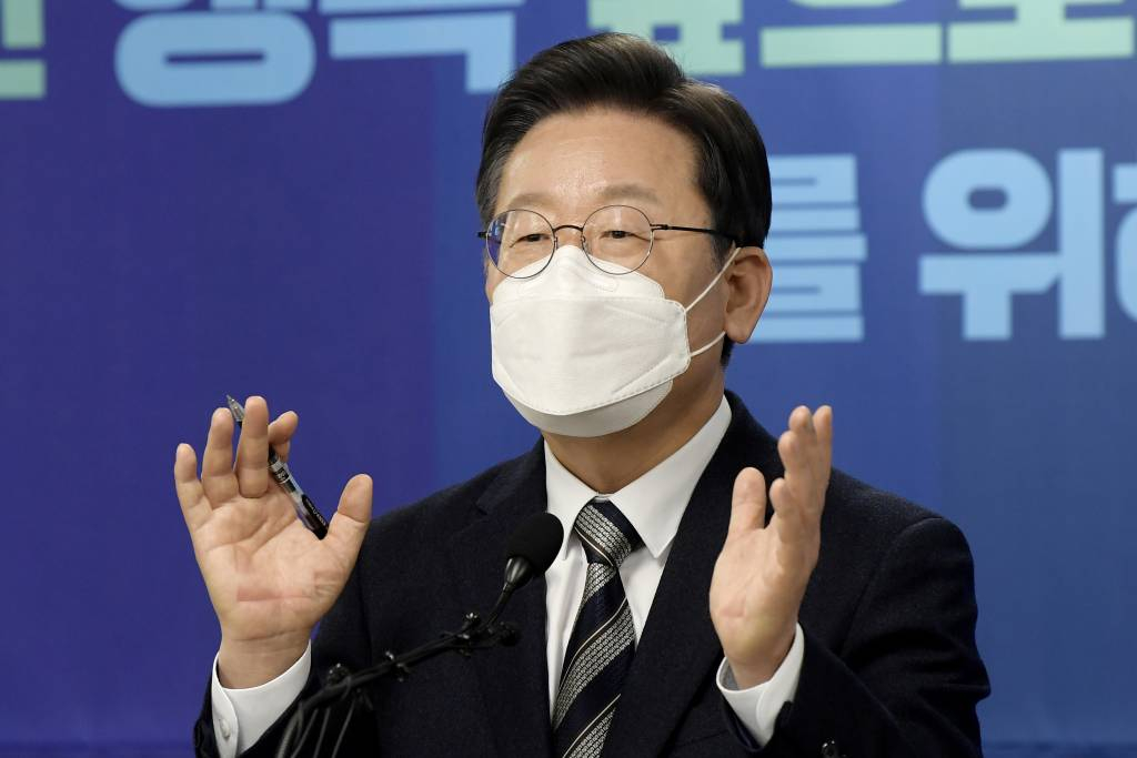 [서울=뉴시스] 국회사진기자단 = 이재명 더불어민주당 대선 후보가 19일 서울 동작구 신대방2동경로당에서 어르신 정책공약 발표를 하고 있다. 2022.01.19.