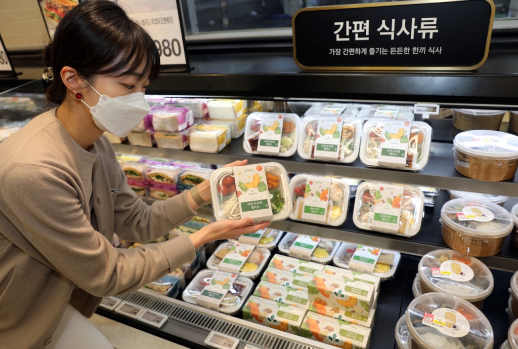 이마트에서 한 고객이 키친델리 오늘채식을 구매하고 있다. /사진=이마트