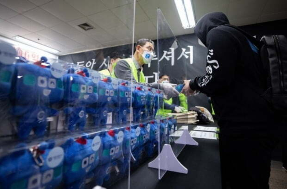 김상범 서울교통공사 사장이 지난해 4월 1일 오후 서울 세종대로 지하철 5호선 광화문역에서 공사 캐릭터 '또타' 굿즈를 판매하고 있다. / 사진=뉴스1