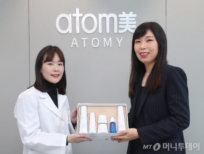 (왼쪽)이현숙 한국콜마종합기술원 스킨케어연구소 상무, (오른쪽)이은영 애터미 상품경영총괄본부 이사/사진=홍봉진 기자 