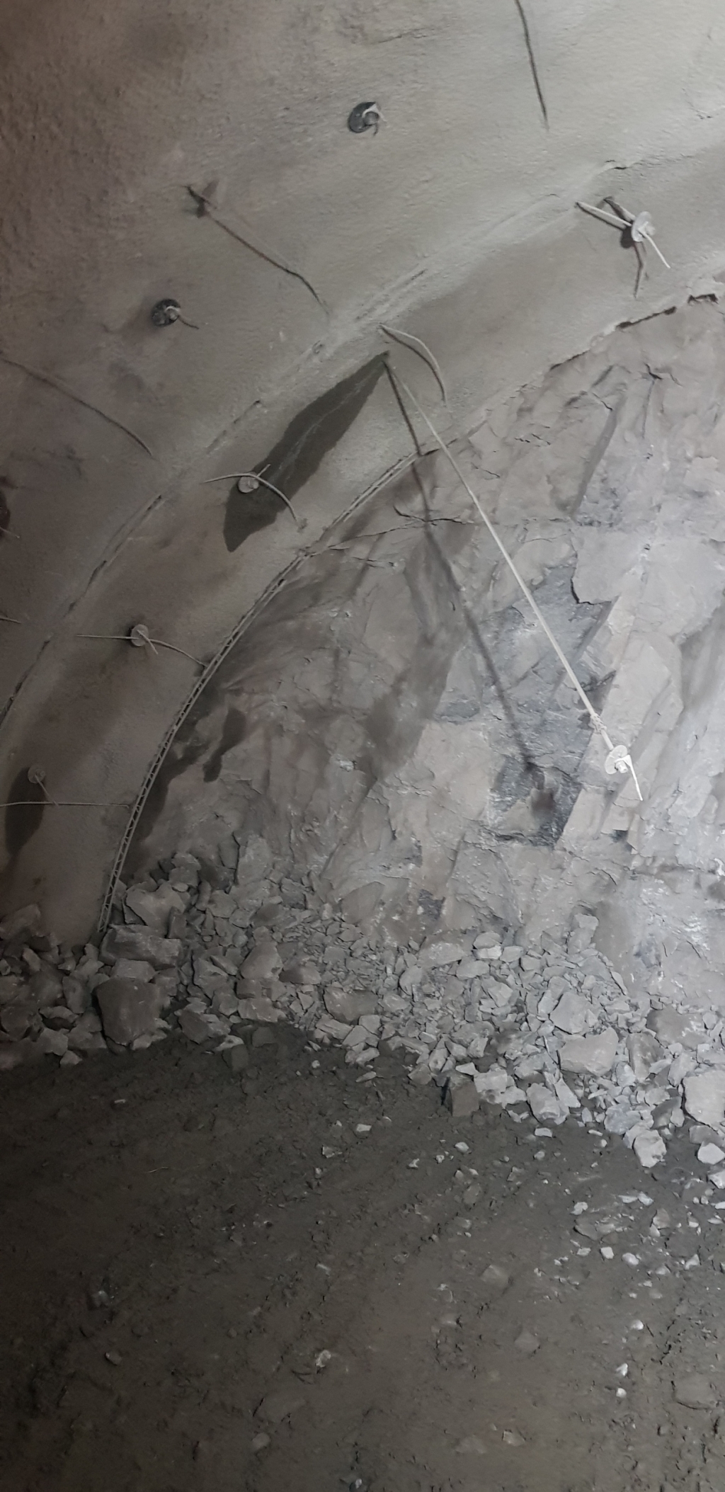 숏크리트 공정 후 지반 하중을 견디는 락볼트(지지대)가 부실하게 설치됐다. /사진=제보자 제공