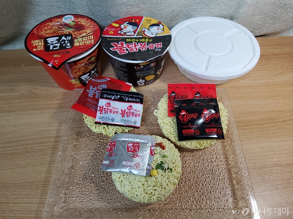 사진 왼쪽 위부터 불닭볶음면 스프와 면, 킹뚜껑의 스프와 면, 틈새라면의 스프와 면./사진=구단비 기자