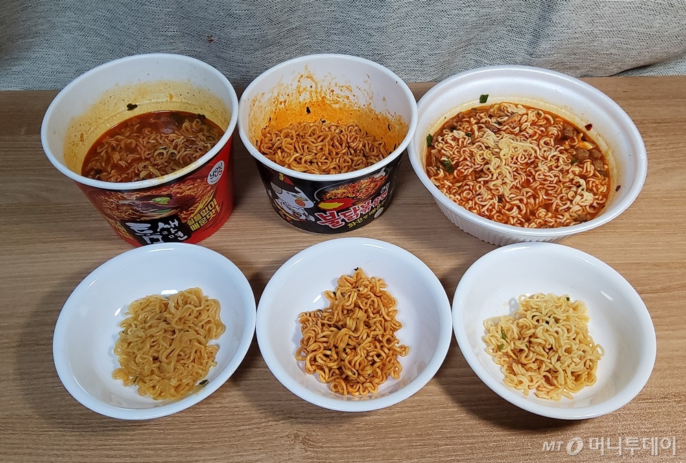 사진 왼쪽부터 틈새라면, 불닭볶음면, 킹뚜껑./사진=구단비 기자
