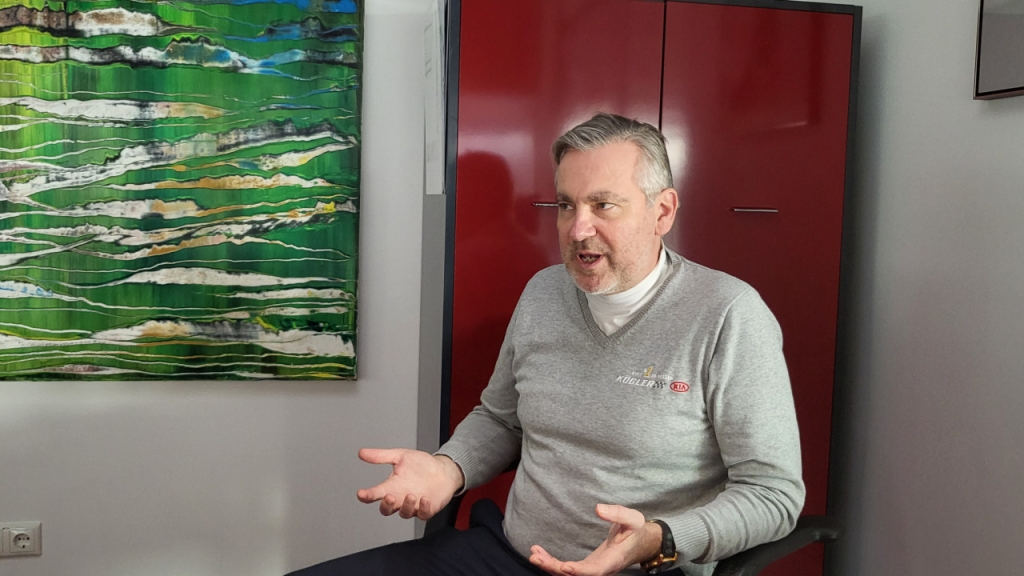 지난달 3일 오전 10시쯤 독일 프리트베르크에 위치한 기아 쾨글러 대리점에서 베른트 쾨글러 대표가 기자의 질문에 답하고 있다./사진=이강준 기자