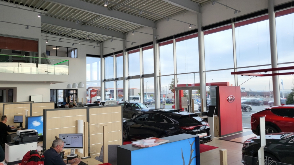 독일 프리트베르크에 위치한 기아 쾨글러 대리점 내부/사진=이강준 기자