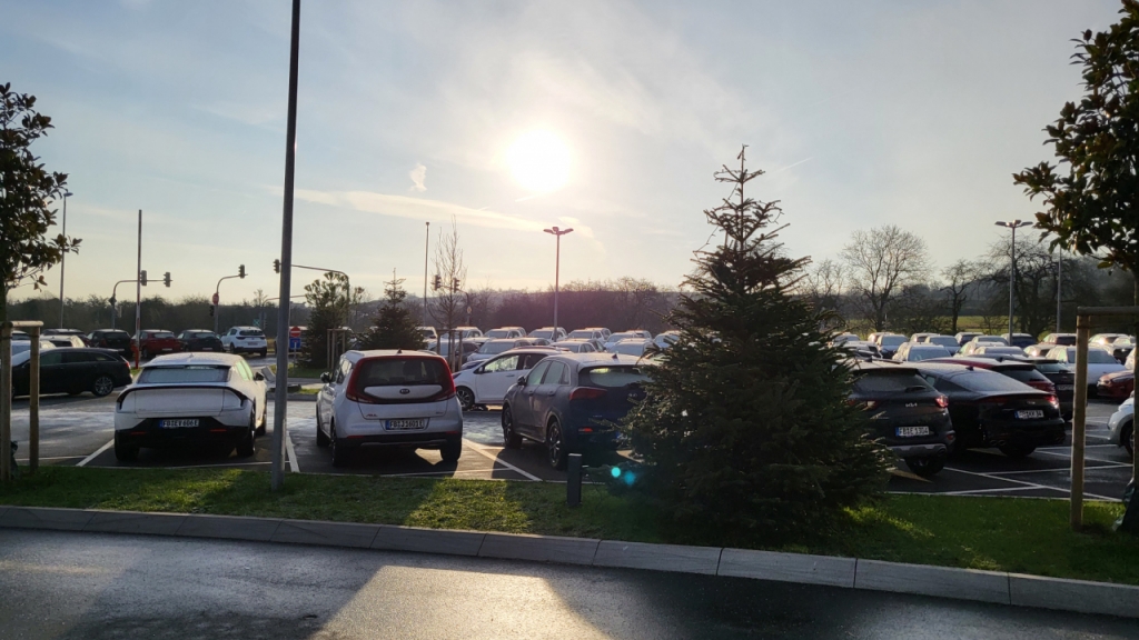 독일 프리트베르크에 위치한 기아 쾨글러 대리점 주차공간. 전부 판매용 차량이다/사진=이강준 기자