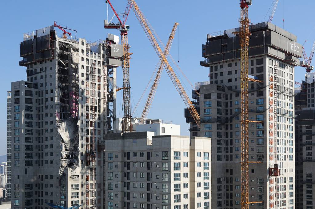 지난 11일 붕괴사고가 발생한 광주 서구 화정 아이파크 건물 전경. /사진제공=뉴시스