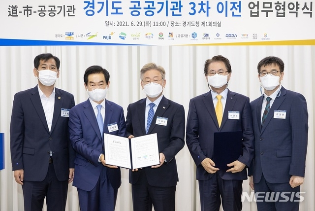 이재명 더불어민주당 대선후보(왼쪽 세번째)와 이한주 전 경기연구원장(오른쪽 두번째)/사진=뉴시스