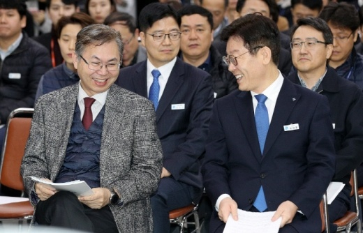 2918년 이재명 경기도지사와 이한주 경기연구원장이 국토보유세 토론회에 참석한 모습/ 사진제공=경기도