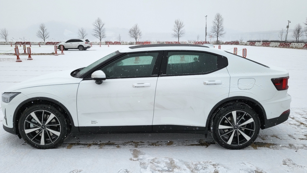 폴스타2 롱레인지 싱글모터 트림 측면부/사진=이강준 기자