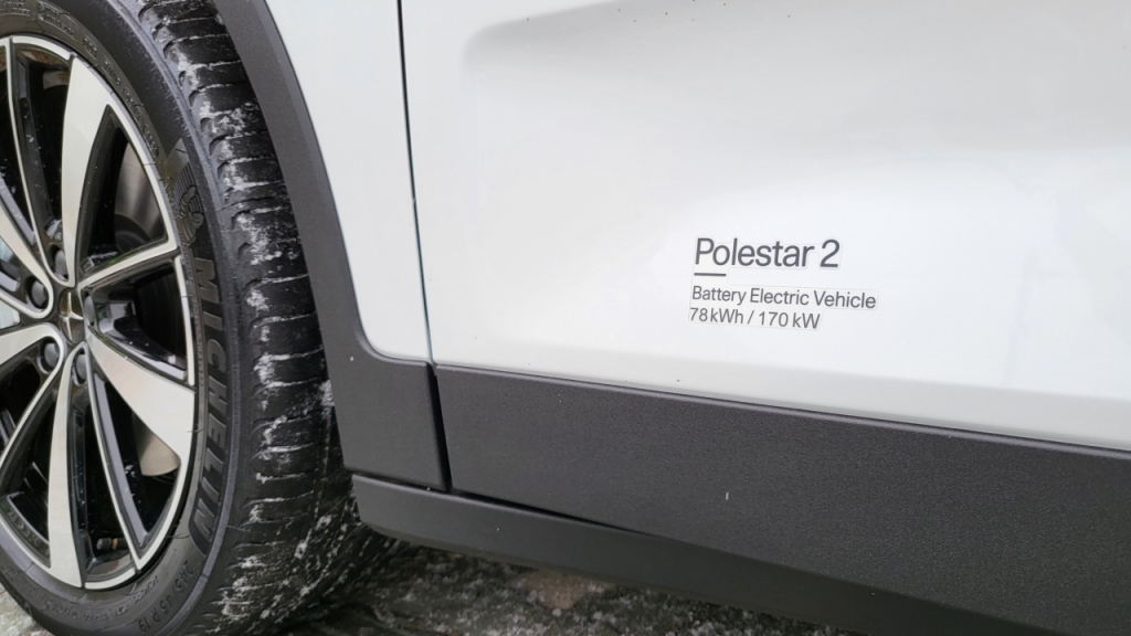 폴스타2 롱레인지 싱글모터 트림 운전석 문에 적힌 모델명/사진=이강준 기자