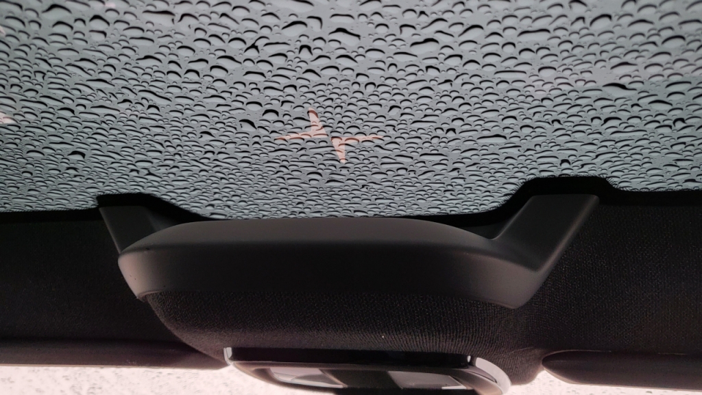 폴스타2 롱레인지 싱글모터 트림 천장. 폴스타 로고가 보인다./사진=이강준 기자