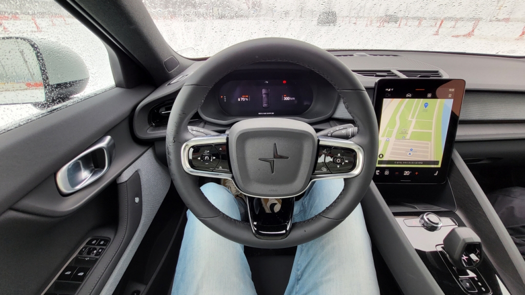 폴스타2 롱레인지 싱글모터 트림 운전석 모습/사진=이강준 기자