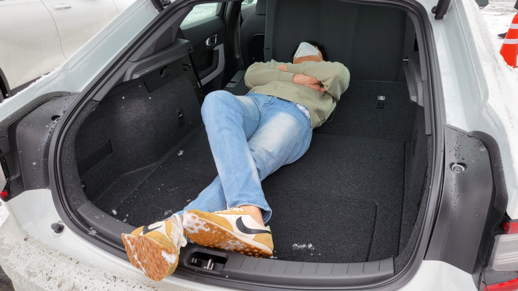 폴스타2 롱레인지 싱글모터 트림에 키 187cm인 기자가 누운 모습./사진=이강준 기자