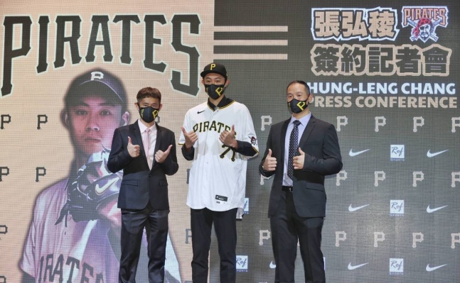 장후엉러엉(가운데)이 지난 16일(한국시간) 피츠버그와 계약했다./사진=CPBL 스탯츠 공식 SNS 캡처