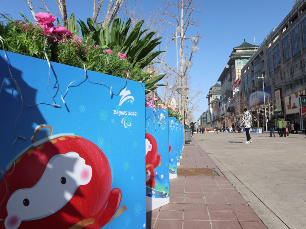 왕푸징 거리에 설치된 베이징 동계 올림픽 마스코드 조형물 /사진=김지산 특파원