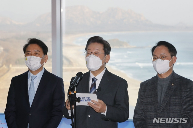 [고성=뉴시스] 최동준 기자 = 이재명 더불어민주당 대선 후보가 16일 강원 고성군 통일전망대를 방문해 강원지역 공약발표 기자회견을 하고 있다. 2022.01.16. photocdj@newsis.com 