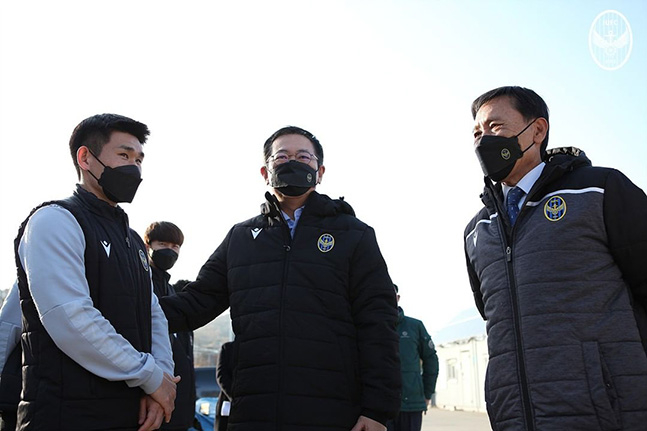 인천유나이티드 전달수(오른쪽부터) 대표이사와 박남춘 구단주 겸 인천시장, 주장 김도혁. /사진=인천유나이티드