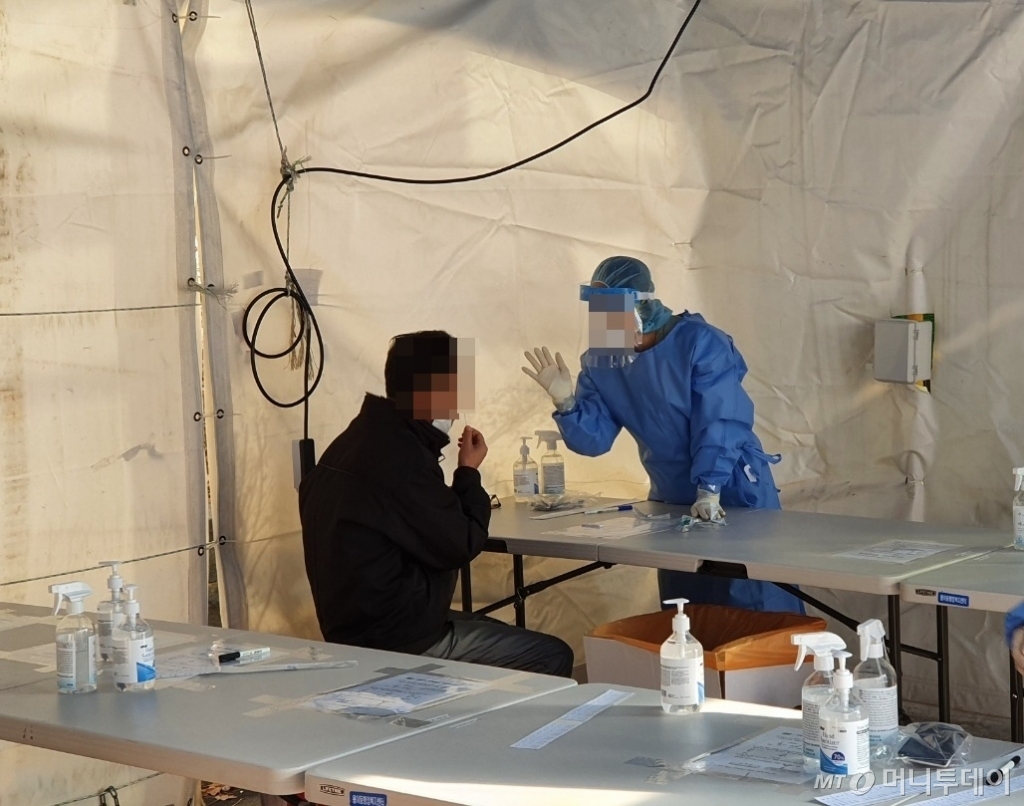 26일 오후 경기 평택보건소 선별진료소에서 한 시민이 의료진 안내에 따라 자가검사키트 검사를 진행하고 있다. /사진=홍재영 기자