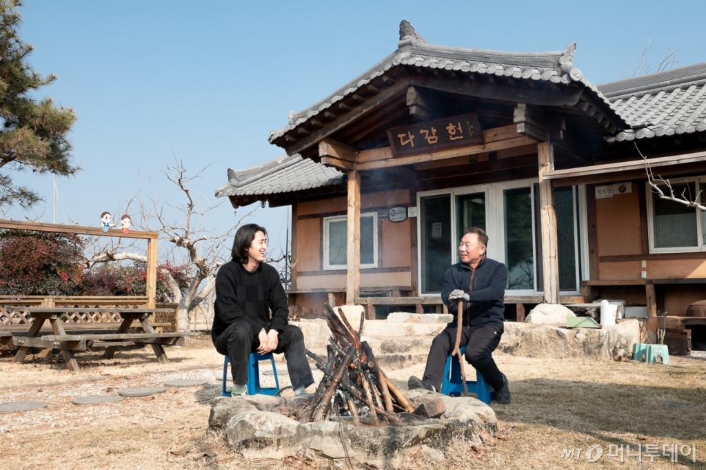 26일 오전 창원시 의창구 다감농원에서 강창국 다감농원 대표(오른쪽)와 정대한 티몬 이삼실 파트장(왼쪽)이 이야기 나누고 있다. /사진=티몬