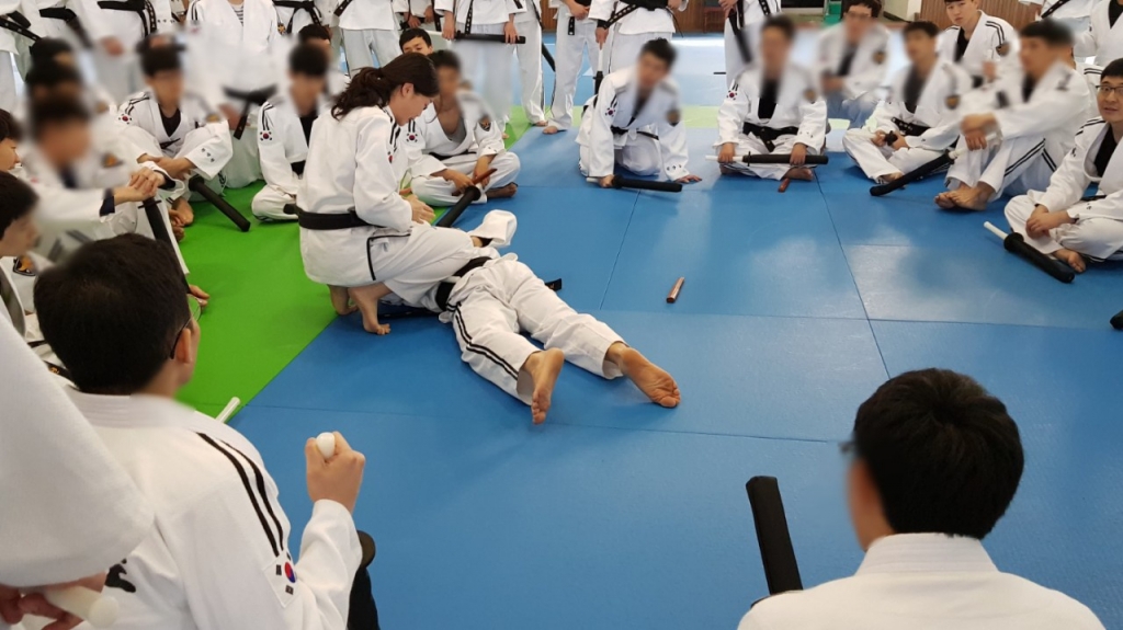 민새롬 경위가 중앙경찰학교에서 신임경찰관들에 체포술 시범을 보이고 있다./사진제공=민새롬 경위.