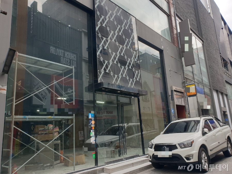 24일 서울시 중구 명동 거리 폐점한 미쏘 매장 전경. /사진=이재은 기자