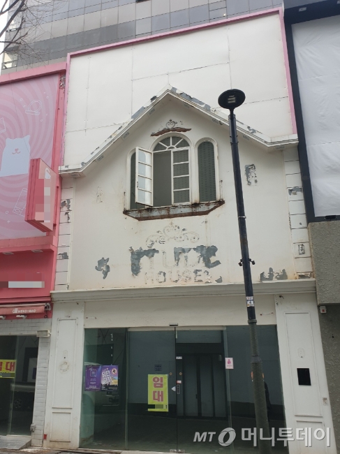 24일 서울시 중구 명동 거리 폐점한 에뛰드 매장 전경. /사진=이재은 기자