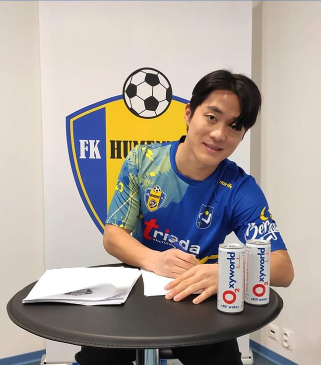 송환영이 슬로바키아 2부 FC 후메네와 계약하며 기념사진을 촬영하고 있다. /사진=디제이매니지먼트