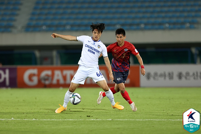 지난 시즌 K리그 충남아산에서 뛰었던 송환영(왼쪽). /사진=한국프로축구연맹
