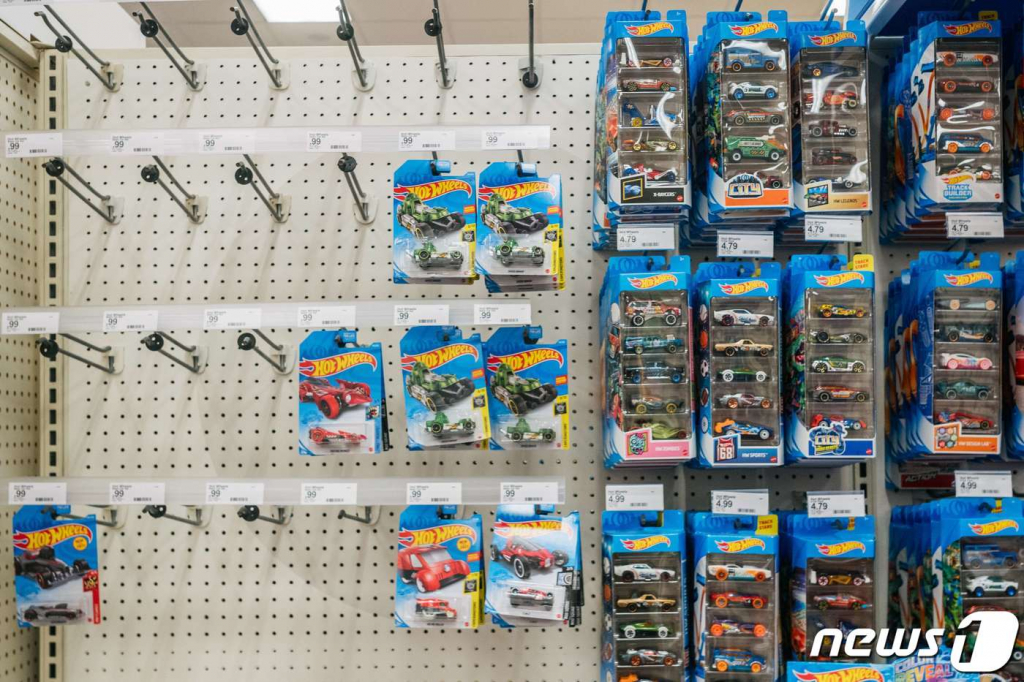 (휴스턴 AFP=뉴스1) 신윤하 기자 = 25일(현지시간) 미국 텍사스주 휴스턴의 대형 할인마트 '타겟'의 장난감 자동차 진열대가 비어있다. 신종 코로나바이러스 감염증(코로나19)이 초래한 제조업 생산 차질로 인해 전 세계 공급 체인이 영향을 받고 있다.  ? AFP=뉴스1  