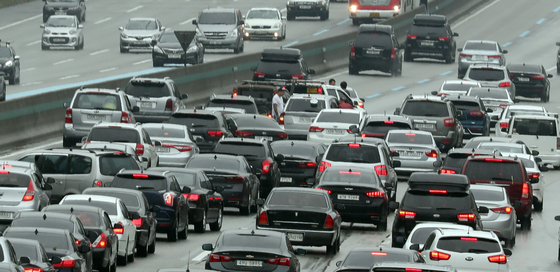= 1일 오후 경기도 성남시 분당구 궁내동 경부선 서울요금소에서 귀성차량들이 접촉사고가 나서 차량이 정체되고 있다/뉴스1