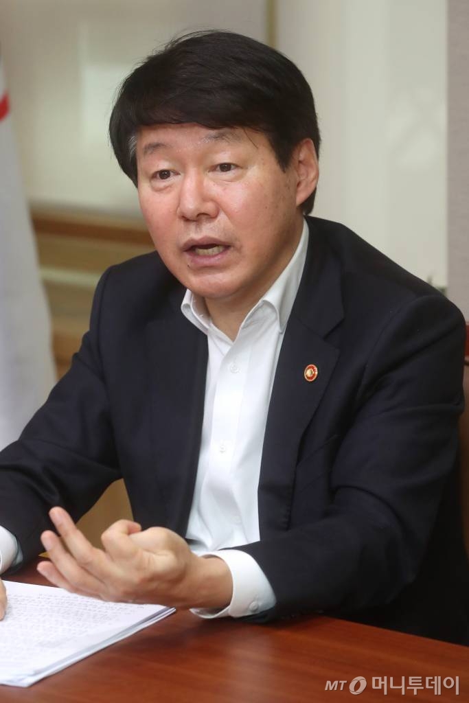 안경덕 장관은 "설령 중대재해가 난다 하더라도 사업장 유해요인을 없애기 위해 노력한 CEO는 처벌받지 않는다"고 강조했다.  /사진=홍봉진기자 honggga@