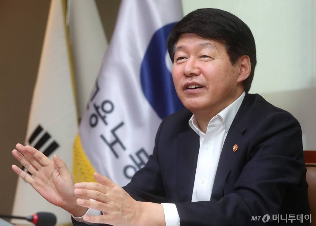 안경덕 장관은 "기업의 청년 채용은 비단 개별 회사만의 문제가 아닌, 기성세대의 역할이라는 차원에서 바라봐야 한다"고 말했다. /사진=홍봉진 기자 honggga@